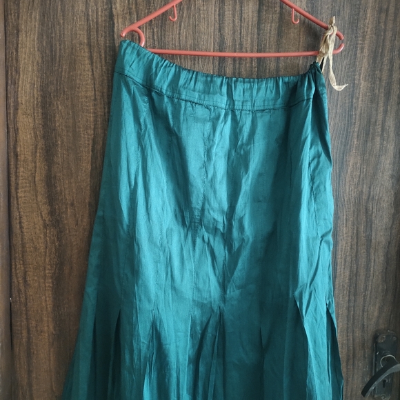 Heavy sating silk embroidered lehnga skirt - Picture 6 of 6